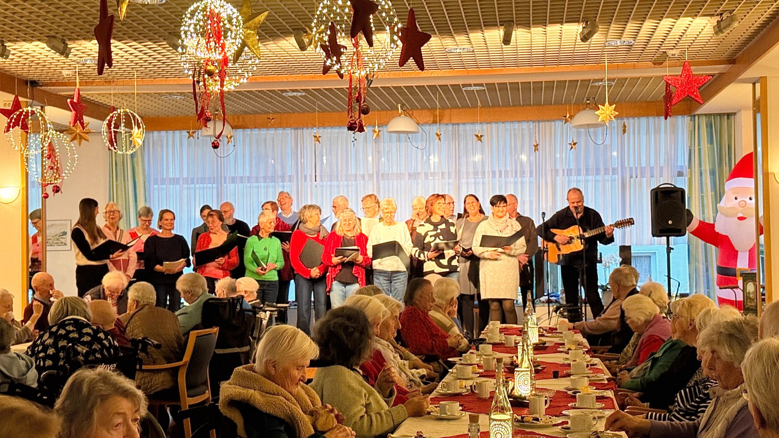 Singen zur Adventsfeier im Tönebönstift